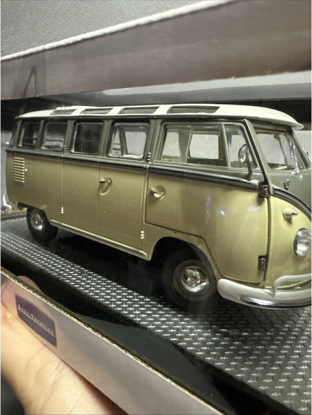 M2 Machines 1/24 1960 VW Microbus Deluxe USA Model S05 Cream White Open Rag Top